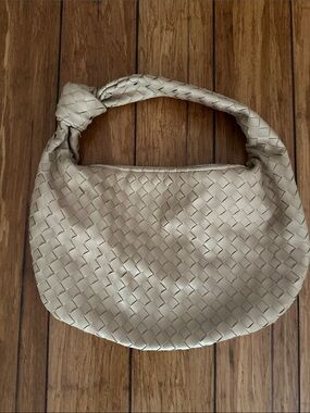 Woven Knotted Handle Hobo Bag in Cream